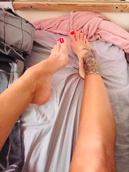 Morning toes are ready for your mouth 🤭🥰❤️❤️ by kokkina_aphrodit