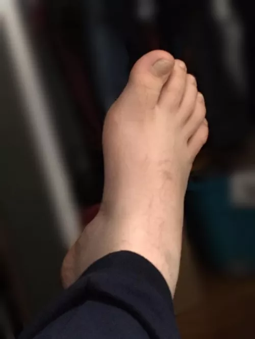 Morning-horny and want someone to worship my feet while I jerk it by subbyboy20