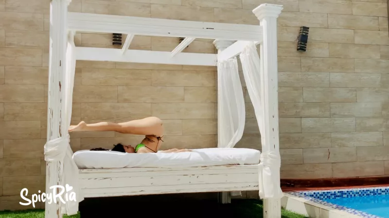 Mostrando mi flexibilidad en youtube by RiaLucci