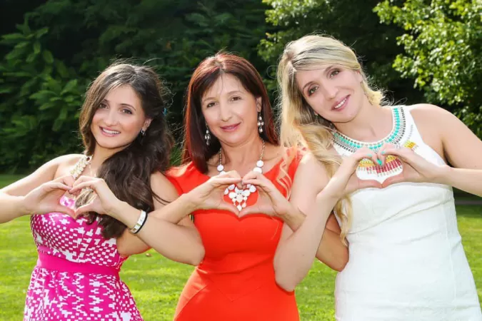 Mother and two daughters by Sea52H2