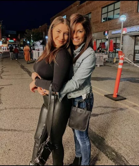 Mother daughter 👀 by qwer36433