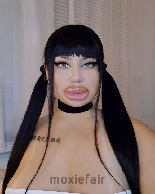 Moxiefair's shiny lips by Hectic-Dialectic