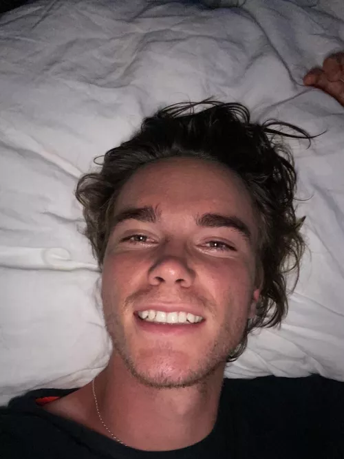 My attempts at growing a beard are comical 🌙 by pledgeymds