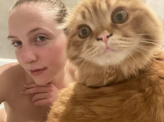 My bath has a guest today 👀😻 by PotsuNPoppies