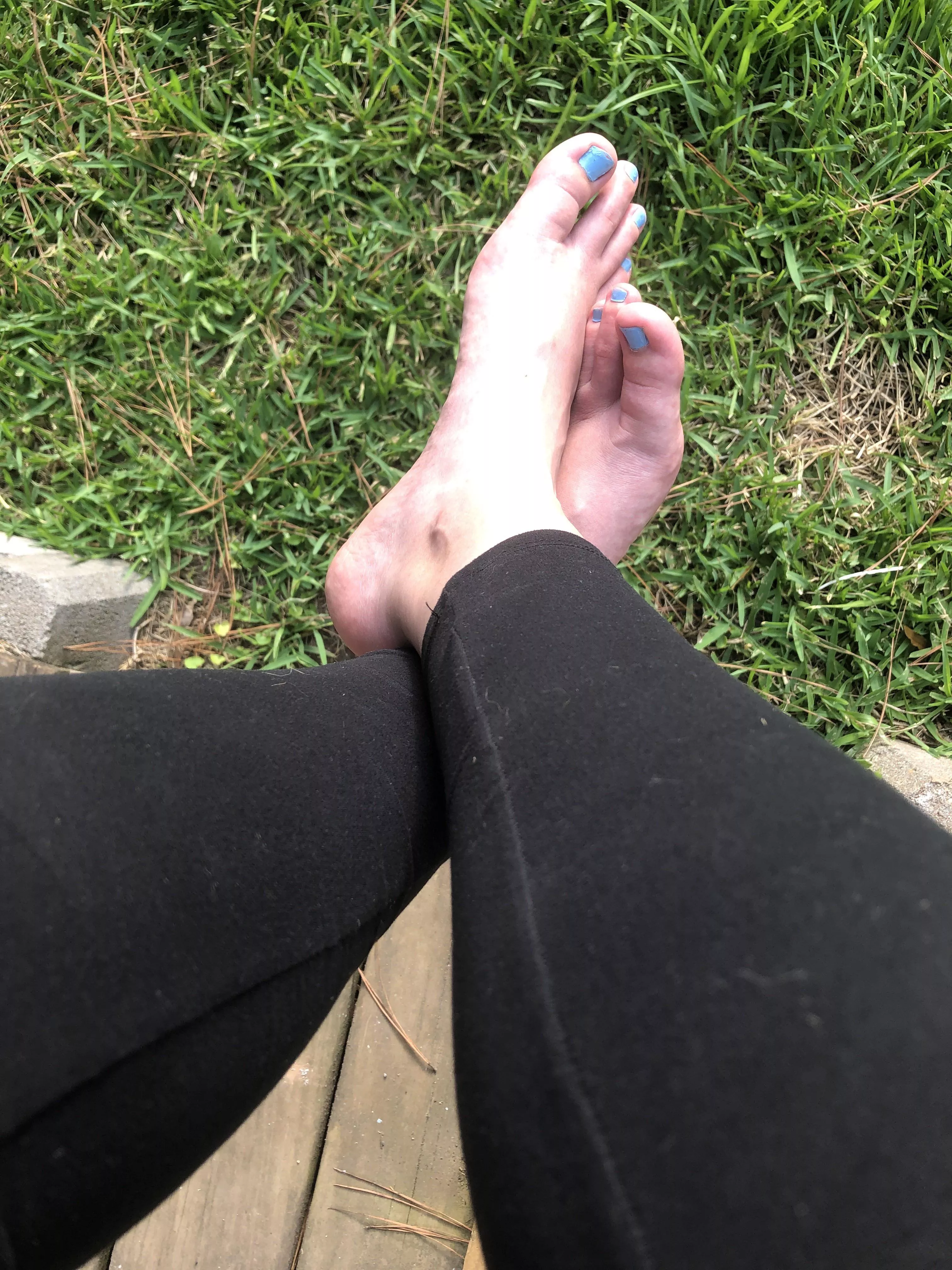 My big feet love the freedom that comes with being barefoot posted by x_MissLaceysSocks_o