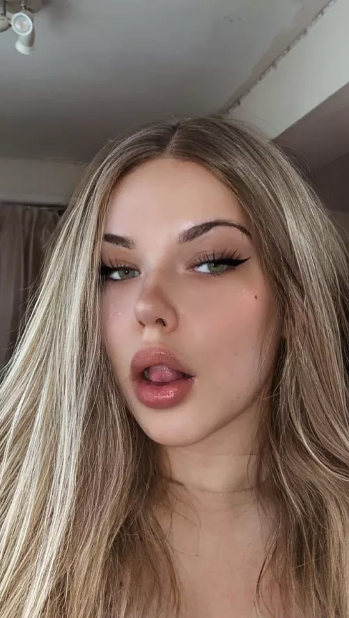 My boyfriend thinks that my face can’t do as well on Reddit as my body, prove him wrong. by PrincesskourtX