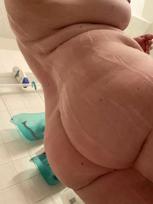 My curvy kitty enjoys the hot water on her body, but she would enjoy hot hands even more! by icthus_medicus