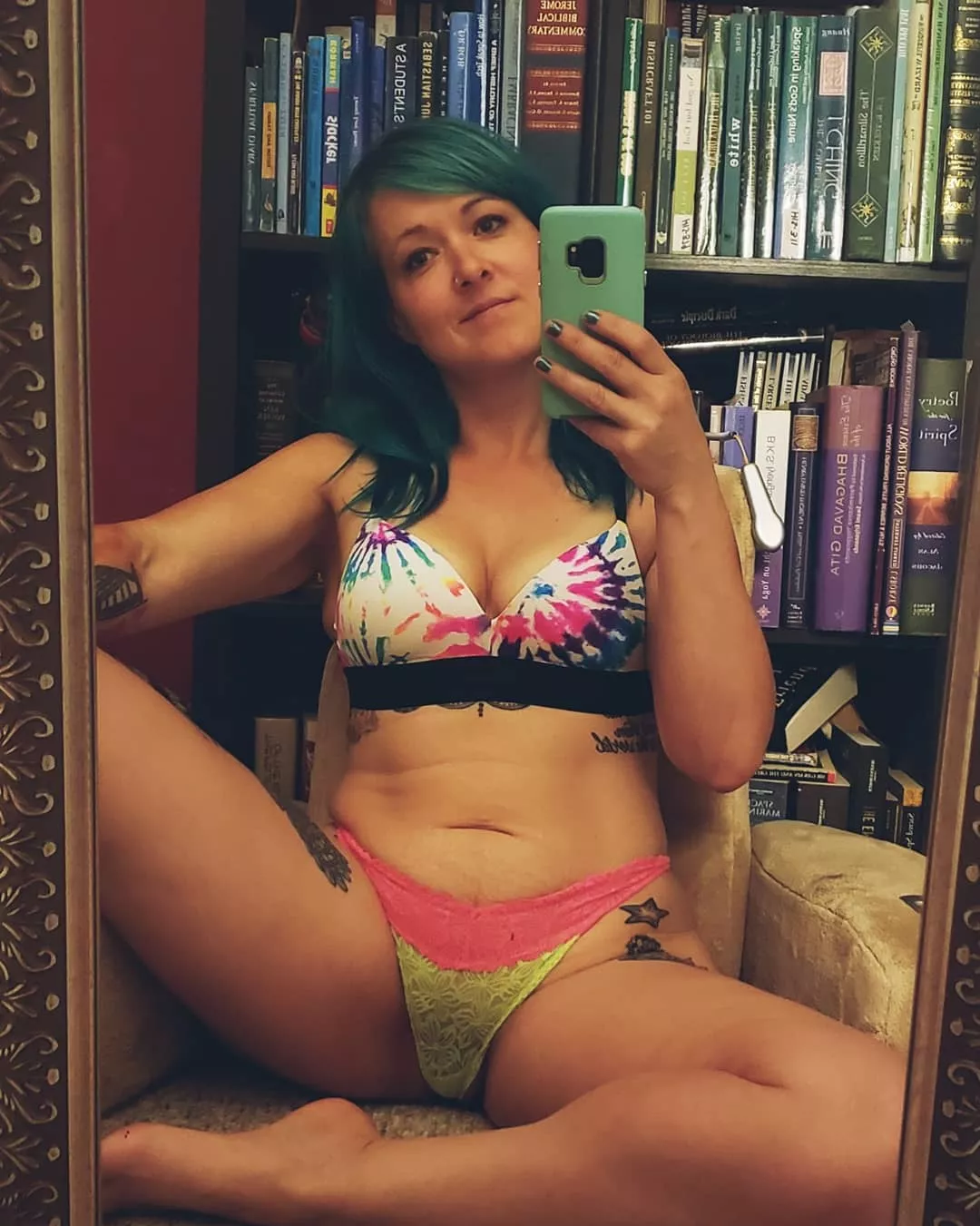 My favorite corner of my room. 📚 posted by gothic_popsicle