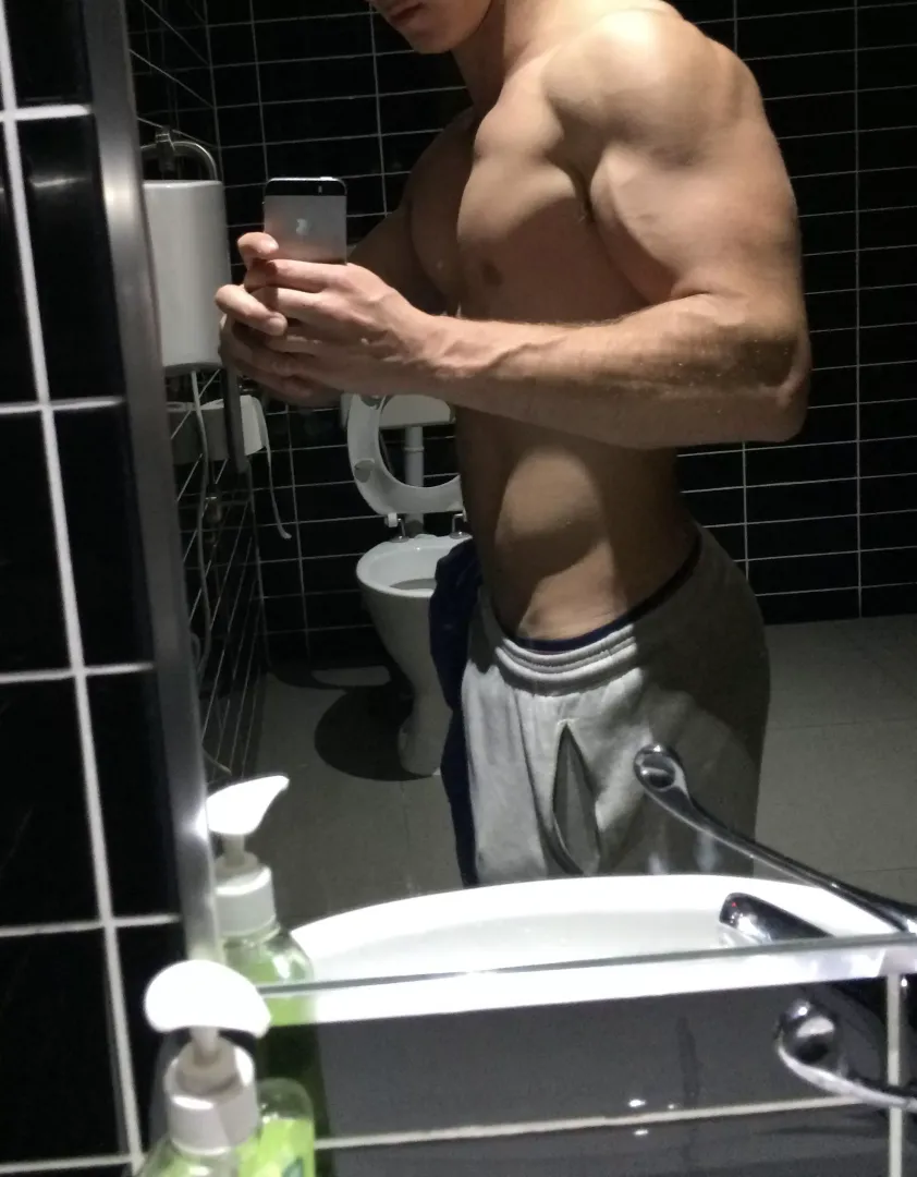 My favourite Forearm (& Arm) shot of me. 💪🏼 posted by DavidMoretti1997