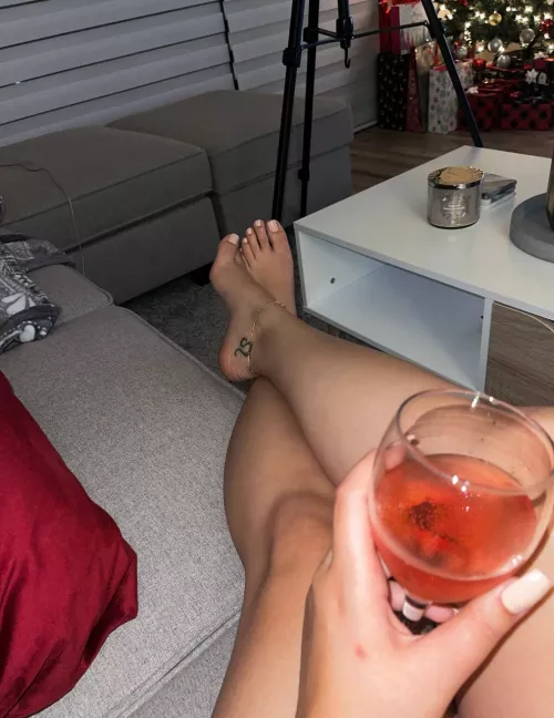 My feet arent the only thing bare tonight ;) by Samxo69