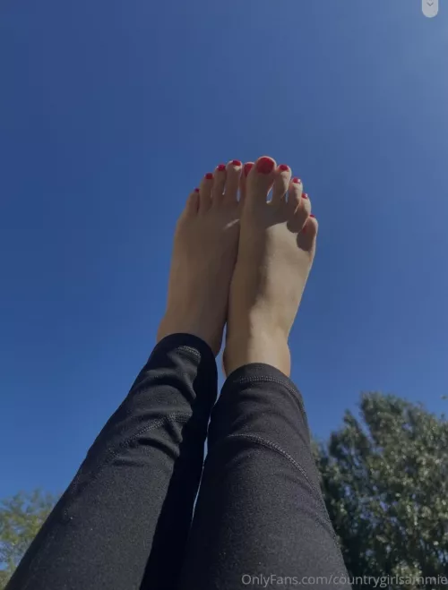 My feet look so amazing today by Countrygirlsammie