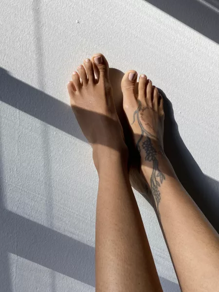 My feet on a sunny day by joybuggxo