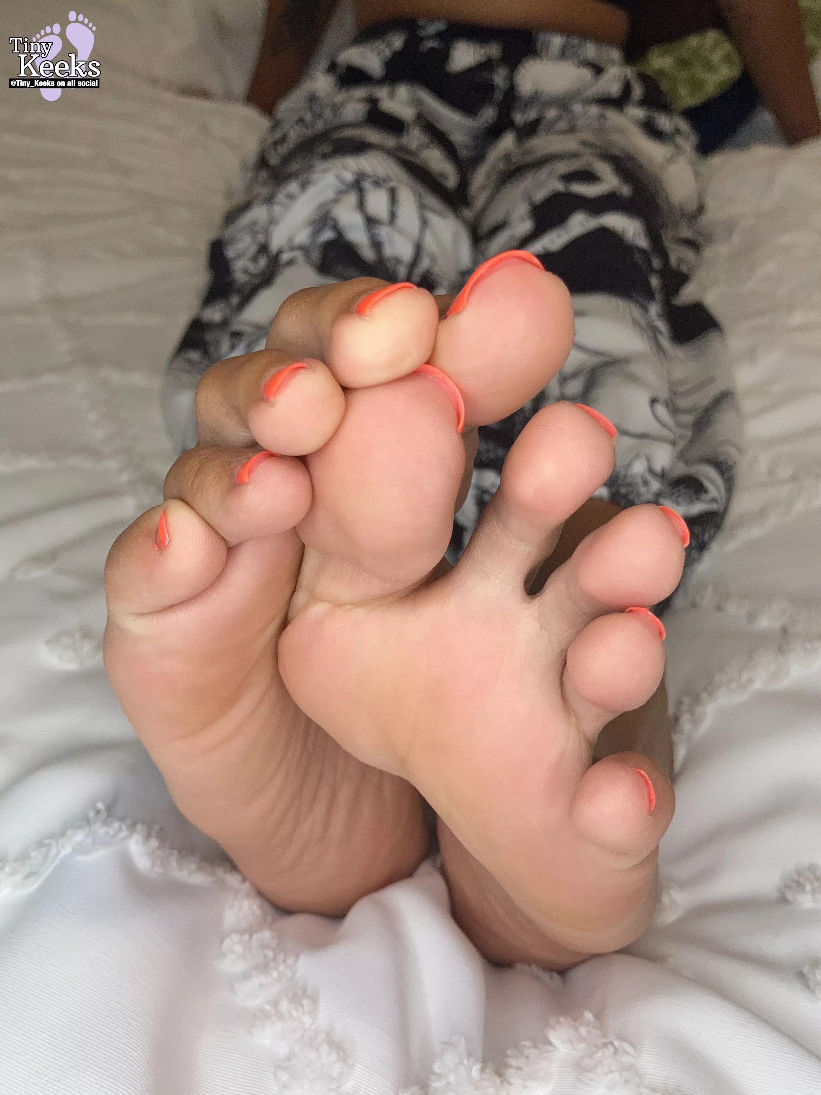 My feet really need some love this morning. Could you do that for me? 😊🧡 posted by Tiny_Keeks