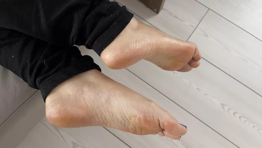 My feet with fresh lotion … this time really only lotion😋 by VivsPrettyFeet