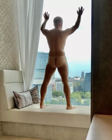 My first picture here. Please let me know what you think so I can post more…. by Tomworkout35