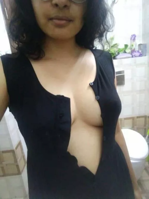 My first post here, F28 India. Do you like my glasses? by chimpely