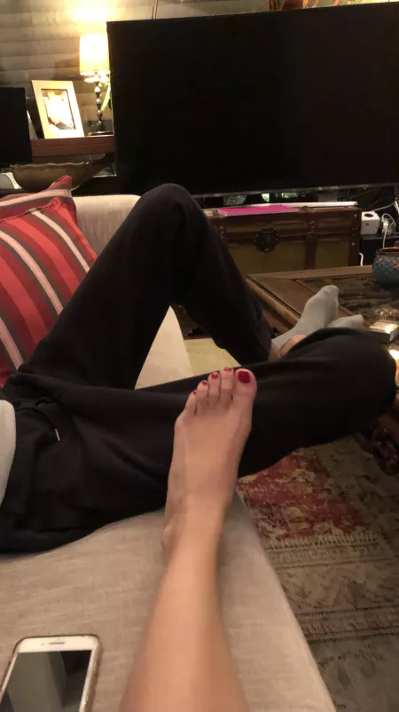 My friends foot for you make comments please by Mess_No