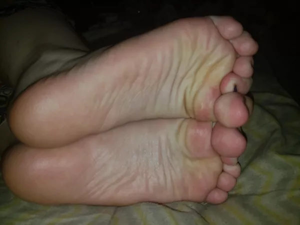 My girlfriends sexy ass feet by [deleted]