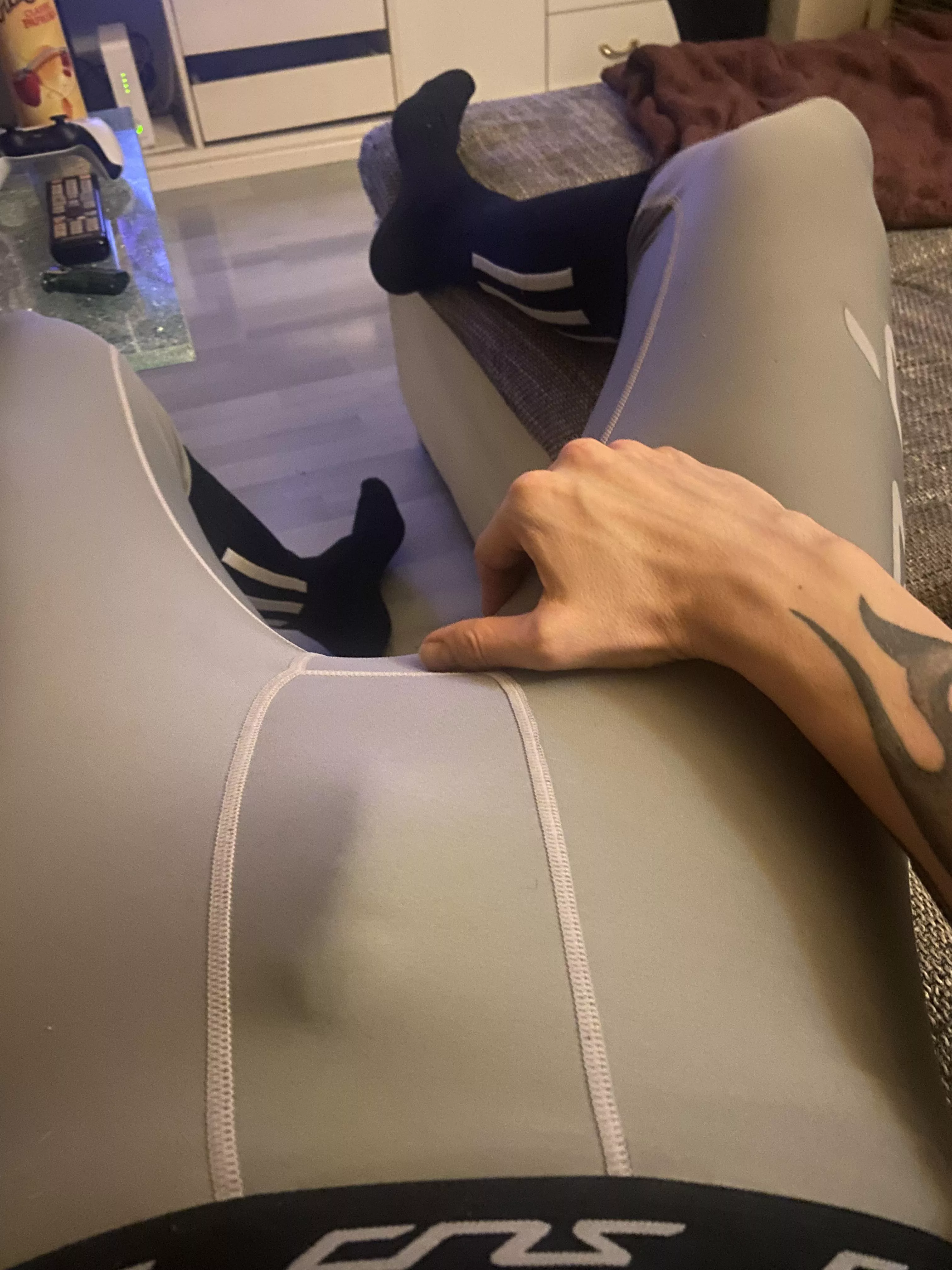 my grey gym tights make a pretty revealing outline 🤷🏻‍♂️😊 posted by AustrianAlpha