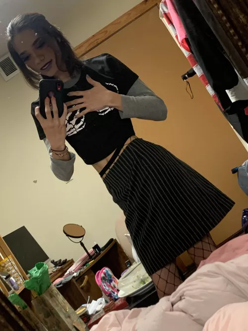 My legs are chopsticks ☠️ but you can’t really see them in this pic 🖤 by sadpluscringe