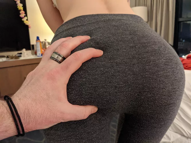 My Man Can't Resist The Yoga Pants 😋 (self) by alyxeclypse