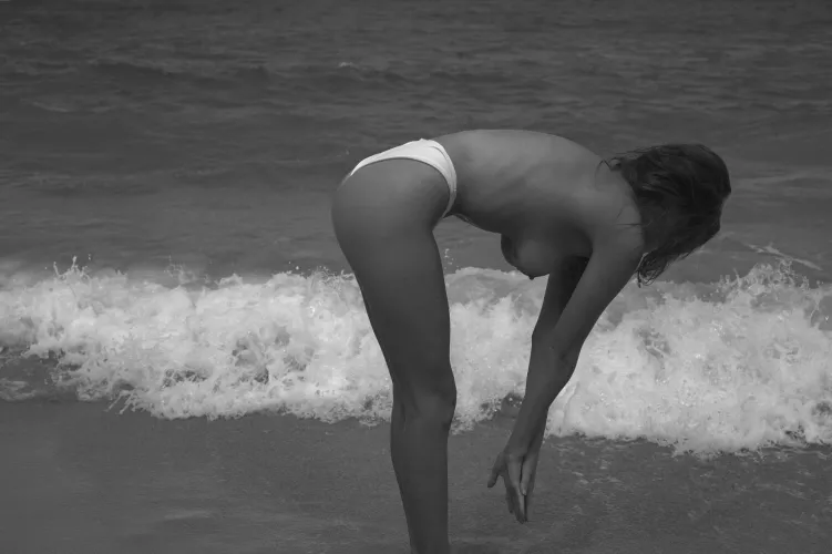 My morning stretches at the beach by evelynmaee