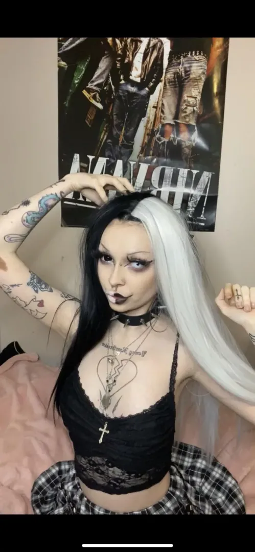 my neck always feels naked when there’s nothing around it ;p posted by freakonaleash47