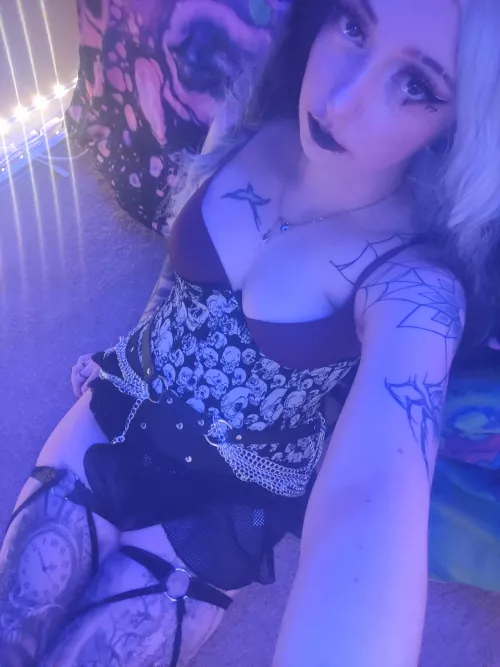 My new corset is metal af 🖤 by xdream_scapex