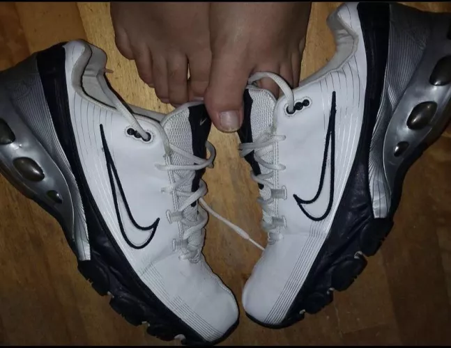My Nikes and my warm sweaty toes that just came outta them!! 👃🏻🦶🤤🤤 by nikeboi2019