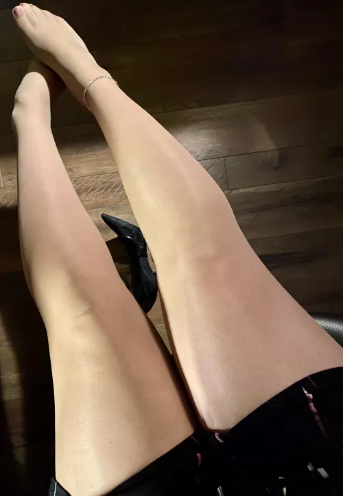 My petite and sexy toes are so cute! by MSTrishaRaye