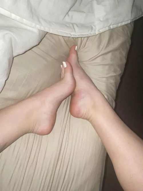 My poor feetsies need a pedicure, help me I help you PM me by RyenTheTemp