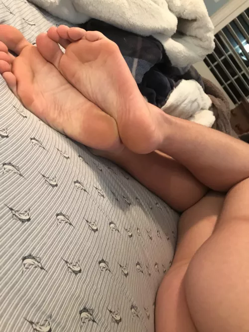 My pre bath feet and ass~ by whentheuserisSUS