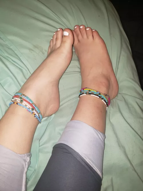 My pretty white toes want more white on them ;) by cd_ashley93