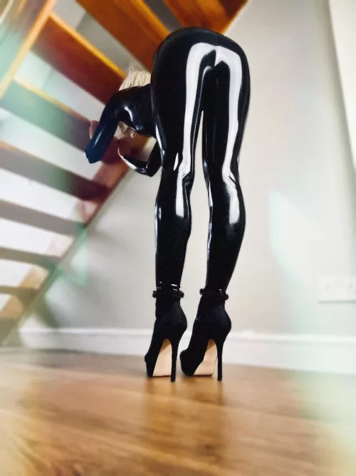 My signature move. This time in black latex by ShyneeYogi