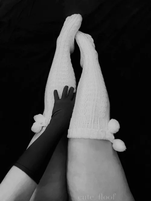 My socks are not enough, who will keep me warm? [f] by cute_floof