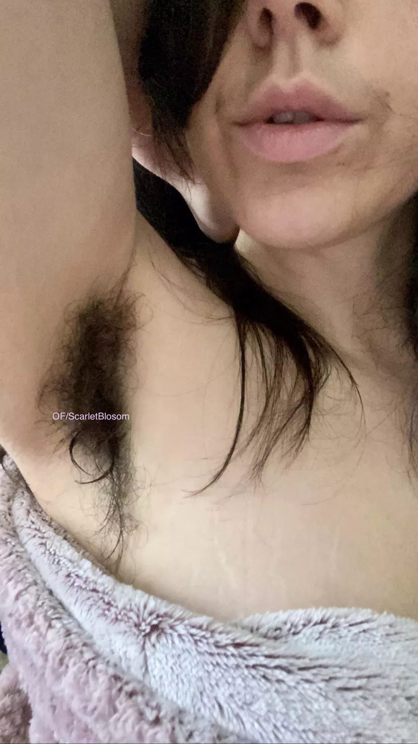 My sweaty armpit and pretty lips 💋 posted by ScarletLabelle