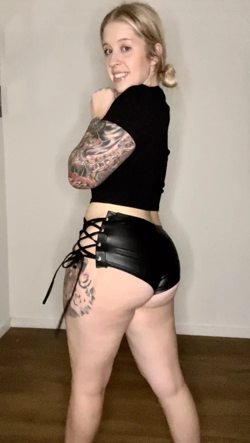 My thigh piece has been unfinished for years but I have no motivation to finish it 🤷🏼‍♀️ by ofparkerpreroll