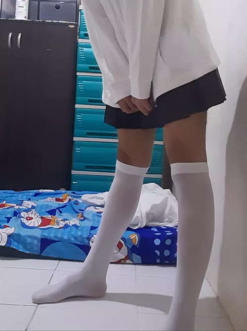 My thighs are down here!! >~< by Gelouwu