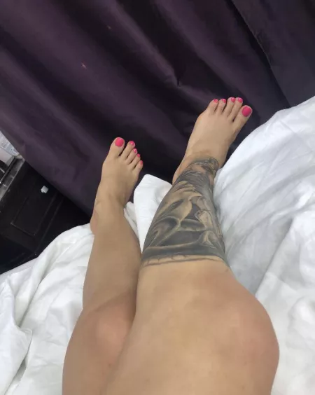 My tiny feet says hey by oncrackmf