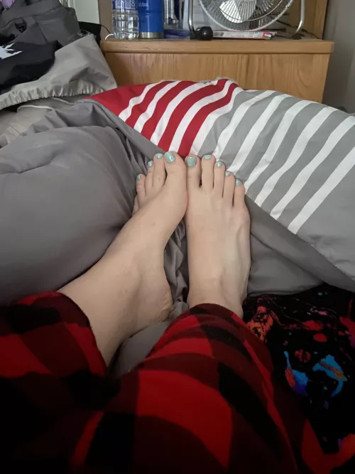 my tired toes want you 💚 by sluttytransytoes