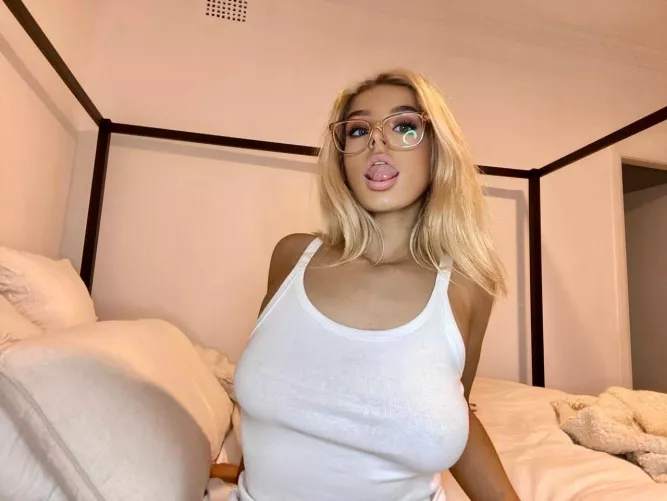 My tits are almost as big as my head. Can I suffocate you with my tits daddy? [f] by stecoopudu