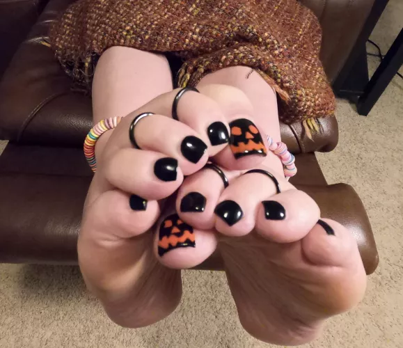 My 🎃 Toes by kellysfeet