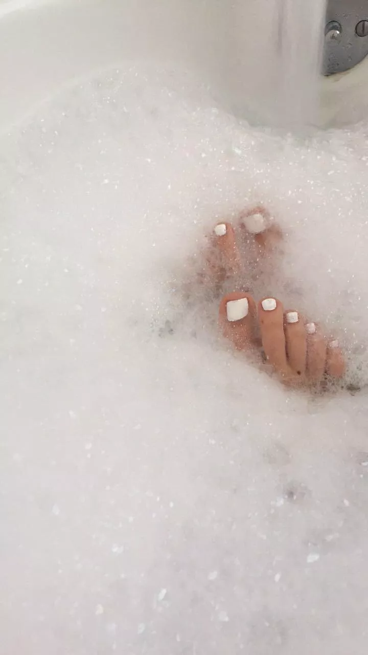 My toes are as wet as I am😛 DM welcome! posted by footsiebaby