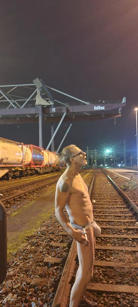 nackt im Industriegebiet by ullibult