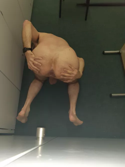 Naked and horny at work by Nackterbrieffreund