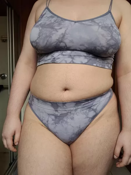 Natural curves and peach fuzz 🥰 by extraelle