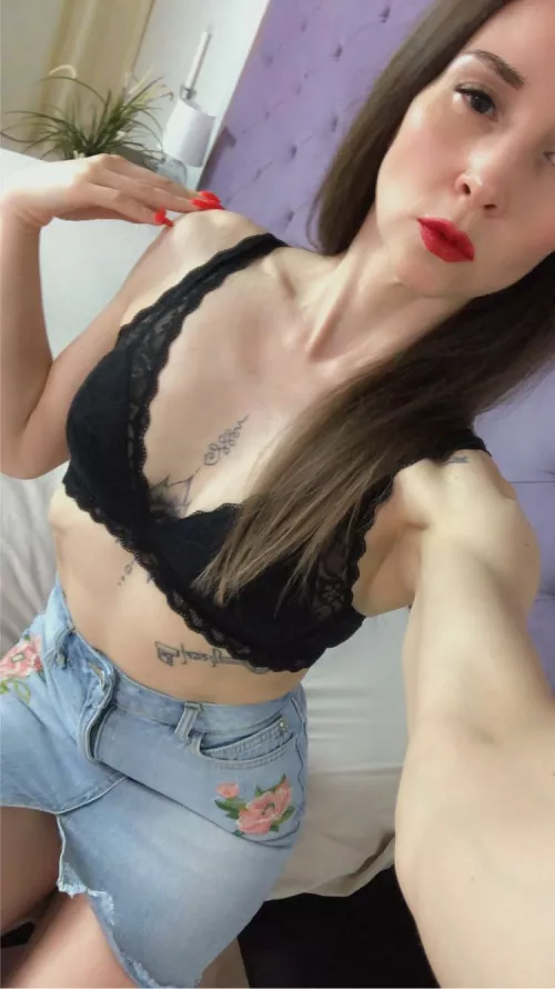 Naughty girl who will turn your head👅 by First_Lawfulness5535