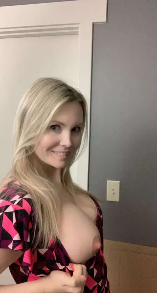 naughty milf, 😘new content everyday 😘videos 😘live cam 😘sexting 😘custom 😘fetish friendly, and more, link in comments by Impossible-Fix2973
