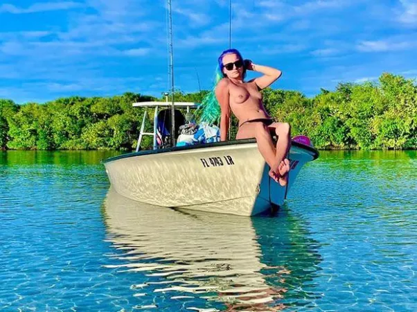 Need A Ride😏 by Decepticon-MegaTron