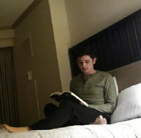 Need bf to cuddle with by Upsidedowntongues